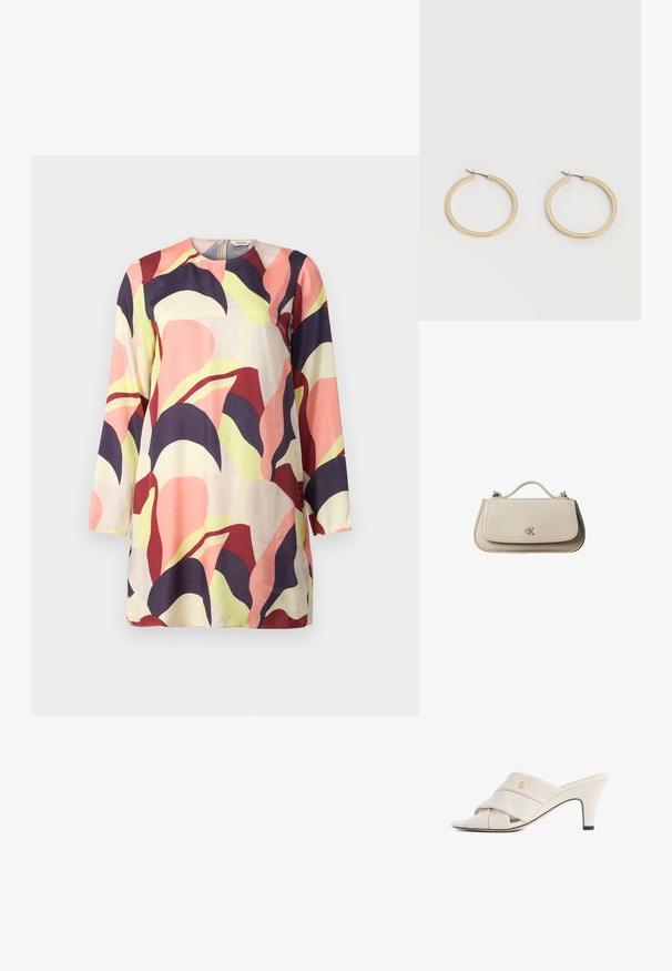 En farverig, langærmet tunika med et mix af pink, lilla og grønne abstrakte bladmønstre på en lys baggrund. Blødt stof.; Beige højhælede mules med et snoet læderstropdesign, åben tå og præget logoaccent. Hælen har en sort spidsdetalje.; Lille beige læderhåndtaske med top håndtag og sølv CK-logo på frontklap, vist mod en hvid baggrund.; Par af glatte guldfarvede mellemstore øreringe med hængsellukning på en ensartet lys baggrund.