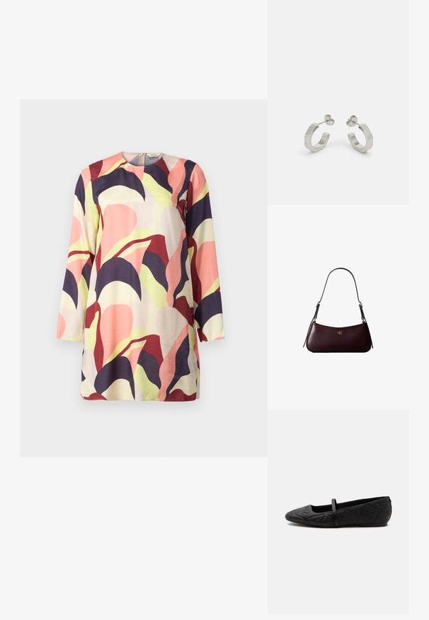 En farverig, langærmet tunika med et mix af pink, lilla og grønne abstrakte bladmønstre på en lys baggrund. Blødt stof.; Sort flad sko med rundet tå, præget geometrisk mønster og en enkelt tynd rem tværs over toppen, vist i sideprofil.; Mørk bordeaux læderhåndtaske med en tynd sort skulderrem og lille gyldent "cK" logo foran i midten.; Sølv metal hoop øreringe med et tekstureret design, der har en lille post bagpå og branding på en af øreringene. Rund form med en poleret overflade.
