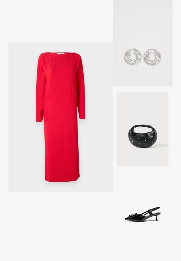 Rød ribstrik kjole med lange ærmer, rund halsudskæring og lige form. Stoffet har et struktureret udseende og går til midt på læggen.; Sorte patenterede læderslingbacks med spids tå, en sløjfedetalje foran og en lille stilettohæle. Remmene har justerbare spænder.; Sort læderhåndtaske med en rundet form, dekoreret med sølvnitter, og et kort håndtag. Glat tekstur og lynlåslukning.; Sølvøreringe med flere klare krystaludsmykninger, med en struktureret overflade og et åbent rundt design.
