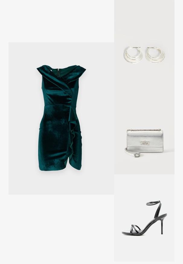 Robe en velours bleu canard avec un design enroulé, sans manches, présentant un détail de volants asymétriques à l'avant et une fermeture éclair dissimulée dans le dos.; Sandale à talon haut en cuir verni noir avec de fines lanières croisées sur les orteils et une sangle à boucle à la cheville sur fond blanc.; Petit sac à main rectangulaire en métal argenté avec bandoulière chaîne, rabat avant et fermeture à verrou rectangulaire.; Boucles d'oreilles créoles en argent avec trois bandes semi-circulaires superposées, dont une ornée de petits cristaux clairs sur un fond clair.