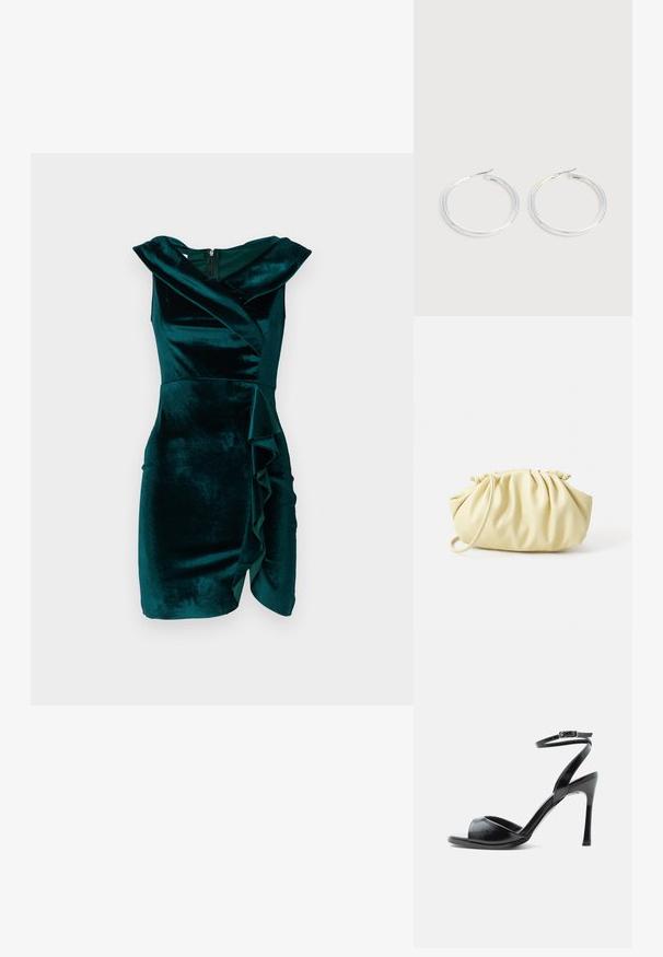 Robe en velours bleu canard avec un design enroulé, sans manches, présentant un détail de volants asymétriques à l'avant et une fermeture éclair dissimulée dans le dos.; Sandale noire à talon haut avec bout ouvert, talon stiletto fin et bride de cheville avec boucle sur fond blanc.; Sac à main plissé jaune en simili cuir lisse, arborant une forme douce avec une bandoulière unique et un design froncé sur le dessus.; Paire de boucles d'oreilles créoles argentées brillantes avec fermoirs en fil fin, présentée sur un fond gris clair.