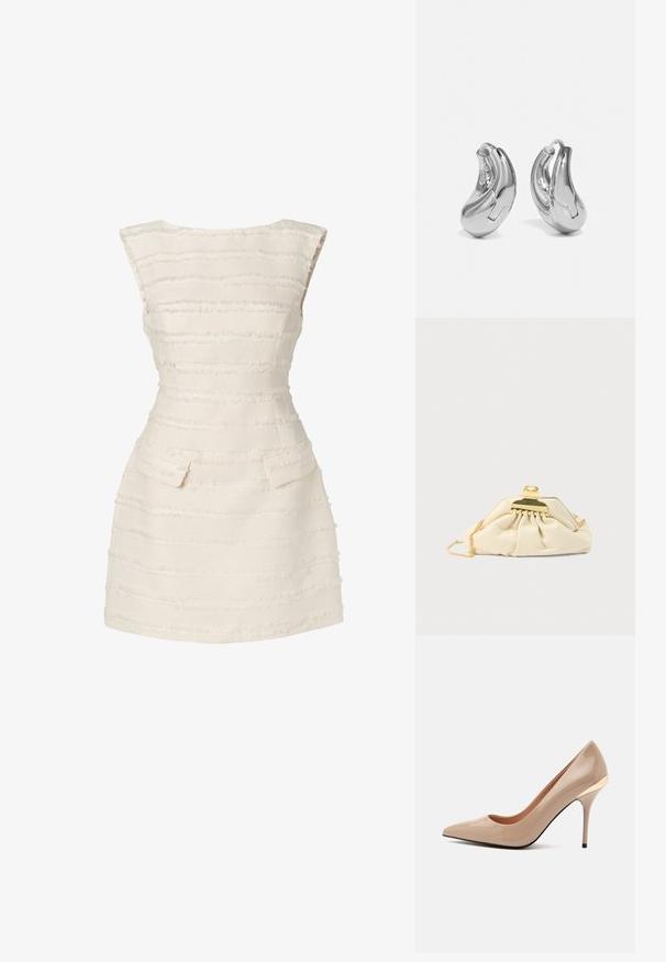Weißes Kleid mit vertikalen Strukturstreifen, figurbetontem Schnitt, Rundhalsausschnitt und zwei kleinen vorderen Taschen.; Glänzender beiger High-Heel-Pumps mit spitzer Zehenpartie und schlankem Absatz, mit einem kleinen goldenen Akzent nahe der Ferse auf einem einfarbigen hellgrauen Hintergrund.; Cremefarbene Clutch aus weichem Material mit einem goldfarbenen Verschluss und einer Kettenriemen, mit gerafftem Design am Körper.; Silberne Creolen mit einer gebogenen, glänzenden Oberfläche und einem nahtlosen Design. Verfügt über einen Scharnierverschluss für sicheren Halt.
