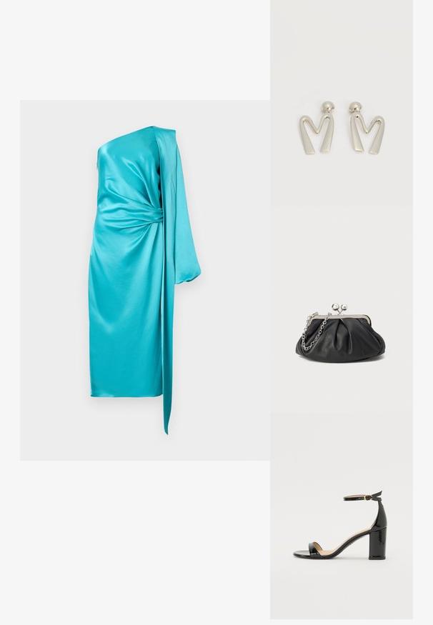 Robe en satin turquoise à une épaule avec détail noué drapé et longue pièce de tissu sur le côté, longueur genou.; Sandale à talon haut en cuir verni noir avec bride à la cheville et boucle dorée, bout ouvert et talon bloc sur fond blanc.; Porte-monnaie en cuir noir avec texture froncée, cadre en métal argenté, fermeture à verrouillage kiss-lock et bandoulière en chaîne. Surface lisse et douce.; Paire de boucles d'oreilles en métal argenté en forme de lettre M angulaire avec des tiges arrondies sur fond blanc.