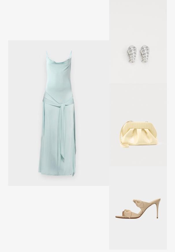 Hellblaues ärmelloses Kleid aus glattem Stoff mit einem drapierten Ausschnitt und einem Wickeldetail mit gebundener Taille. Bodenlanges Design.; Beige offene High-Heel-Pantoffel mit zwei verdrehten Knotenriemen und einem schlanken Stiletto-Absatz vor weißem Hintergrund.; Beige-farbene Leder-Clutch mit einem festen oberen Rahmen und einem Handgelenkriemen, präsentiert vor einem schlichten hellen Hintergrund.; Silberne Clip-On-Ohringe mit spiralförmigem Design, das eine glatte metallische Textur und abgerundete Formen aufweist. Keine sichtbaren Verzierungen oder Muster.