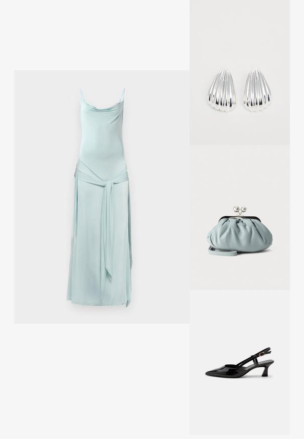 Hellblaues ärmelloses Kleid aus glattem Stoff mit einem drapierten Ausschnitt und einem Wickeldetail mit gebundener Taille. Bodenlanges Design.; Schwarzer Slingback-Pumps aus Lackleder mit spitzer Spitze und verstellbarem goldfarbenem Riemen auf weißem Hintergrund.; Kleine hellblaue Leder-Münztasche mit silbernem Metall-Kissenschloss und kurzem Handgelenksriemen vor einfarbigem Hintergrund.; Ein Paar glänzende silberne, gerippte muschelförmige Ohrringe auf einem schlichten weißen Hintergrund, die reflektierende und glatte Oberflächen zeigen.