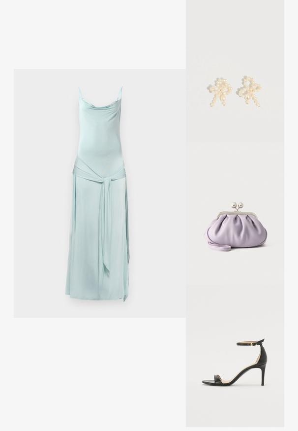 Hellblaues ärmelloses Kleid aus glattem Stoff mit einem drapierten Ausschnitt und einem Wickeldetail mit gebundener Taille. Bodenlanges Design.; Schwarze Leder-high-heeled Sandale mit Knöchelriemen. Verfügt über eine glatte Textur, offene Zehen und einen dünnen Absatz. Goldfarbener Schnallenakzent.; Weiche Lavendel-Clutch mit gerafftem Stoff, silbernem Kiss-Lock-Verschluss und passendem Handgelenksriemen auf hellem einfarbigem Hintergrund.; Perlenohrringe mit einem filigranen Design, das eine Mischung aus kleinen und mittelgroßen Perlen, cremefarben, und einer schleifenähnlichen Form zeigt.