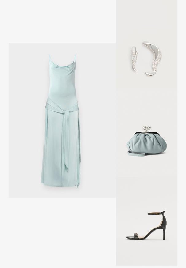 Robe bleu clair sans manches en tissu lisse, avec un col drapé et un détail portefeuille noué à la taille. Longueur au sol.; Sandale à talons hauts en cuir noir avec une lanière de cheville. Présente une texture lisse, un bout ouvert et un talon fin. Détail de boucle en ton doré.; Petit porte-monnaie en cuir bleu clair avec fermoir métallique argenté de type kiss-lock et court bracelet de poignet sur fond uni.; Deux boucles d'oreilles argentées courbées, l'une plus grande que l'autre, toutes deux ornées de petits cristaux scintillants le long d'un bord.