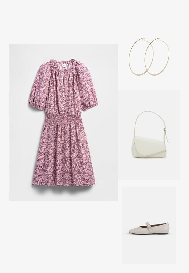 Vestido floral en tonos rosa y blanco, con cintura fruncida, mangas abullonadas, botones al frente y textura de tela suave.; Bailarina de cuero beige tipo Mary Jane con punta afilada, correa en el tobillo y detalle de hebilla plateada, que cuenta con un bajo tacón negro.; Bolso de mano de imitación cuero blanco con una forma triangular estructurada, correa ajustable única y cierre con solapa acentuada en curva.; Pilgrim Pendientes - gold-coloured