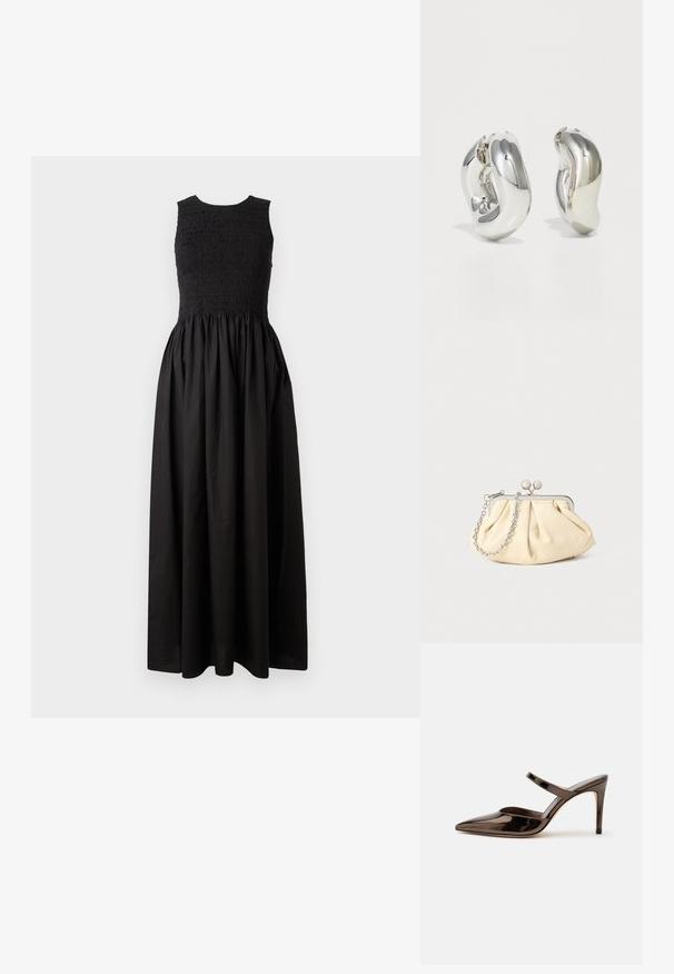 Schwarzes Kleid mit tailliertem, gerafftem Oberteil und ausgestelltem Rock. Hergestellt aus leichtem Stoff, mit ärmellosem Design und rundem Ausschnitt.; Glänzender dunkelbrauner Mule mit spitzer Spitze und hohem Absatz mit schmalem Riemen über dem Spann vor weißem, einfachem Hintergrund.; Faltige beigefarbene Ledertasche mit einem silbernen Metallrahmen, ausgestattet mit zwei runden dekorativen Verschlüssen und einem silbernen Kettenriemen.; Silberne skulpturale Ohrringe mit glatten, geschwungenen Formen und reflektierenden Oberflächen. Sie verfügen über ein geschlossenes Ringdesign und eine ausgeprägte organische Form.