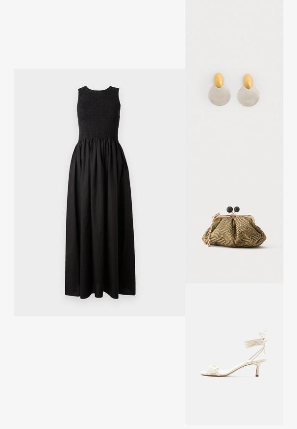 Schwarzes Kleid mit tailliertem, gerafftem Oberteil und ausgestelltem Rock. Hergestellt aus leichtem Stoff, mit ärmellosem Design und rundem Ausschnitt.; Sandale in Cremefarben mit niedrigem Absatz, Knöchelriemen zum Binden und breitem, verdrehtem Riemen über den Zehen auf weißem Hintergrund.; Kleine Clutch mit goldenem und schwarzem geometrischem Muster, goldfarbenem Metallrahmen, schwarzem Kugelverschluss und kurzem goldfarbenem Kettenriemen.; Ohrringe aus Gold und Silber mit einer runden Diskusbasis und einem ovalen Oberteil, glatte Textur und polierte Oberfläche.