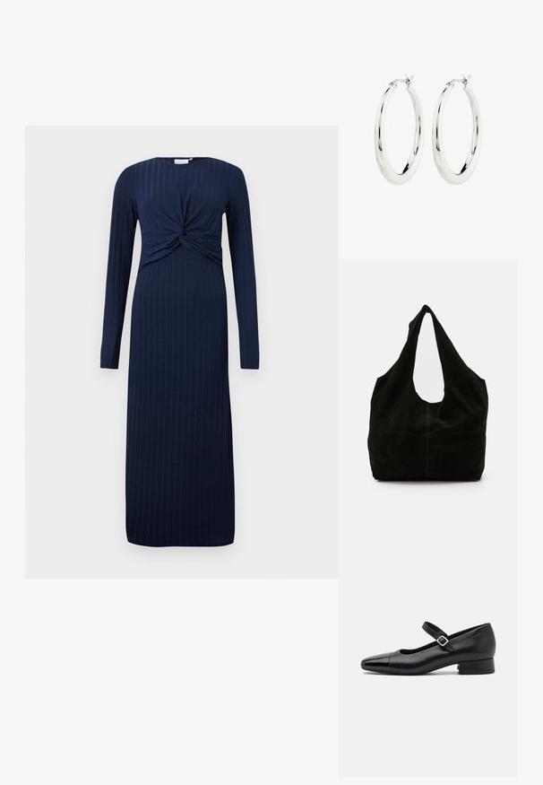 Navyblauwe jurk met lange mouwen en een gedraaide knoopdetail aan de voorkant, met een geribbelde textuur en een rechte, vloerlange silhouet.; Zwarte leren Mary Jane schoenen met een gepatenteerde neus, verstelbare enkelband en lage blokhak. Een gladde textuur en een elegante uitstraling.; Zwarte suède schoudertas met een slouchy ontwerp, een brede, gebogen schouderriem en een naadloze uitstraling met minimale stiksels.; Zilveren oorbellen in de vorm van een gladde, glanzende ring. Circulaire vorm, voorzien van een veilige sluiting. Eenvoudig en elegant ontwerp.