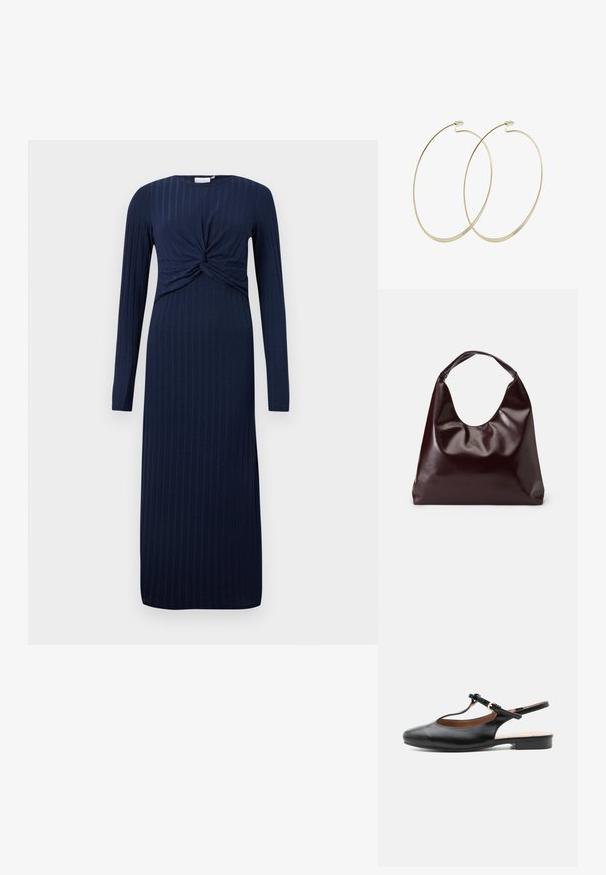 Navyblauwe jurk met lange mouwen en een gedraaide knoopdetail aan de voorkant, met een geribbelde textuur en een rechte, vloerlange silhouet.; Zwarte leren platte slingbackschoen met T-bandje en gouden gesp op een neutrale achtergrond.; Bordeaux, glanzende vegan leren totebag met een zachte, sculpturale vorm en een brede, gebogen handgreep voor makkelijk dragen.; Pilgrim Oorbellen - gold-coloured