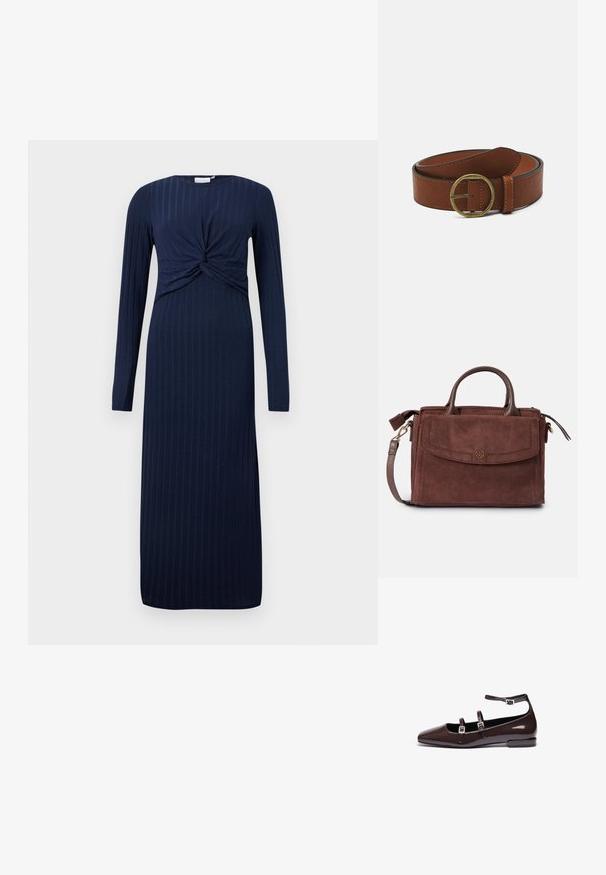 Navyblaues langärmeliges Kleid mit einem verdrehten Knotendetail an der Vorderseite, mit ribbeliger Textur und geradem, bodenlangem Schnitt.; Braune Lacklederschuhe mit spitzem Zehenbereich, ausgestattet mit zwei verstellbaren Riemen und silbernen Schnallen sowie einem niedrigen, quadratischen Absatz.; Braune Wildleder-Handtasche mit doppelten Tragegriffen, einem abnehmbaren Schulterriemen und einer Frontklappentasche. Akzentuierung mit goldfarbenen Beschlägen. Kompakte rechteckige Form.; Brauner Leder-Gürtel mit einer runden Messingschnalle, der eine glatte Textur und kontrastierende Nähte entlang der Kanten aufweist.