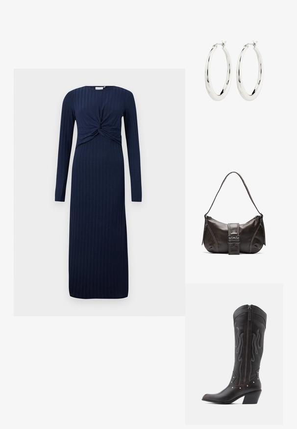 Navyblaues langärmeliges Kleid mit einem verdrehten Knotendetail an der Vorderseite, mit ribbeliger Textur und geradem, bodenlangem Schnitt.; Braune Cowboy-Stiefel aus Leder mit Flammenstickerei, seitlichem Reißverschluss, silbernen Nieten, spitzer Zehenpartie und geschichtetem Absatz.; Braune Lederumhängetasche mit gebogener Form, die mit einem auffälligen Schnallendetail, kontrastierenden Nähten und einem einzigen Schulterriemen ausgestattet ist.; Silberne Creolen mit einer glatten, glänzenden Oberfläche. Kreisform, ausgestattet mit einem sicheren Verschluss. Einfaches und elegantes Design.