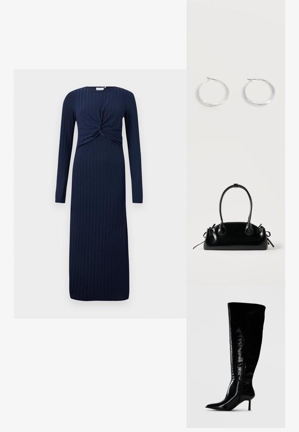 Navyblaues langärmeliges Kleid mit einem verdrehten Knotendetail an der Vorderseite, mit ribbeliger Textur und geradem, bodenlangem Schnitt.; Knöchehohe schwarze Stiefel mit einer glänzenden Krokodilprägung. Spitz zulaufende Zehen und dünner Absatz; mit einem seitlichen Reißverschluss zum Verschließen.; Kleine schwarze glänzende Handtasche mit zwei langen Griffen und seitlichen Kordelzug-Details vor einfachem hellem Hintergrund.; Silberne Metallcreolen mit glatter, leicht gebogener Oberfläche und Klappverschluss vor schlicht weißem Hintergrund.