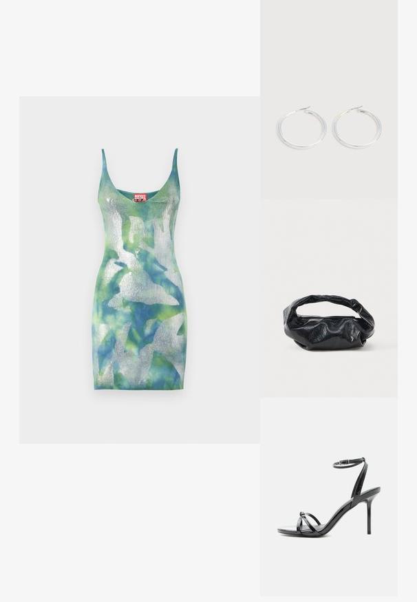 Gebreide jurk in een gradient van blauw en groene tinten, met een metallic glans, een diepe v-hals en een slim fit. Diesel-label bij de nek.; Zwarte lakleren sandaal met hoge hak, met dunne bandjes die over de tenen kruisen en een enkelriempje met gesp op een witte achtergrond.; Zwarte tas van glanzend, textuur materiaal met een ronde, gedraaide handgreep en een ritsluiting. Heeft een zacht, gekreukt ontwerp.; Een paar glanzende zilveren oorringen met dunne draadafsluitingen, getoond op een lichtgrijze achtergrond.