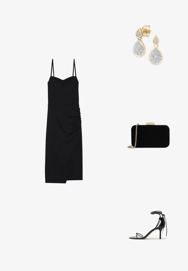 Schwarzes geripptes Kleid mit dünnen verstellbaren Trägern, einem herzförmigen Ausschnitt, seitlichen Raffungselementen und einem asymmetrischen Saum. Hergestellt aus elastischem Stoff.; Schwarze Sandalette mit dünnen Riemchen, Knöchelband und mittelhohem Stilettabsatz auf weißem Hintergrund.; Schwarze Samt-Clutch mit goldfarbener Hardware, rechteckiger Form und Kettenriemen, mit glatter Textur und ohne sichtbare Muster.; Tropfenohrringe mit einem goldenen Rahmen und silbernen Akzenten, verziert mit mehreren kleinen, runden glitzernden Steinen in einer dekorativen Anordnung.