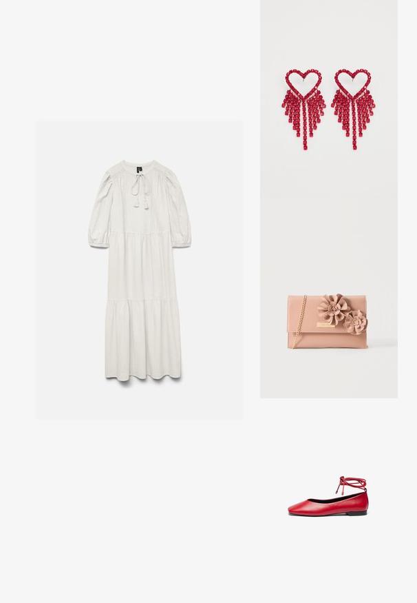 Longue robe blanche avec manches bouffantes trois-quarts, encolure ronde avec lien, jupe à volants et délicates coutures aux épaules et aux poignets.; Ballerine en cuir rouge avec un bout carré et un détail de lien autour de la cheville. Texture lisse et petit talon noir.; Pochette rose blush avec bandoulière chaîne en or et deux grandes fleurs en tissu décoratives sur le rabat avant.; Even&Odd Boucles d'oreilles - red