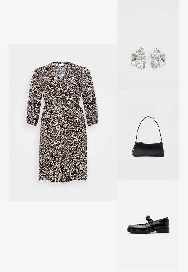 Leopardprint jurk van lichte stof, met een V-hals, lange mouwen, knoopsluiting en een strik taille voor een verstelbare pasvorm.; Zwarte lakleren Mary Jane-schoen met een ronde neus, lage blokhak en een verstelbare gespsluiting over de wreef.; Zwart rechthoekig handtasje met een dunne band en ritssluiting, afgebeeld tegen een effen witte achtergrond.; Zilveren metalen oorbellen met een golvend, sculpturaal ontwerp, voorzien van een gepolijste afwerking en onregelmatige vormen, die een hedendaagse esthetiek benadrukken.
