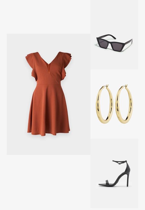 WAL G. LUCIA - Freizeitkleid - burnt orange; Schwarze High Heels Sandalen mit offener Zehe, dünnen Riemen und Knöchelverschluss. Glatte Ledertextur mit spitzem Zehendesign.; Schwarze, eckige Sonnenbrille mit grauen Gläsern; aus Kunststoff gefertigt, mit dicken Bügeln, die eine glatte Oberfläche und keine sichtbaren Beschläge haben.; Goldene Creolen mit einer glatten, polierten Oberfläche. Kreisform, mit einem sicheren Verschluss an der Oberseite. Die Oberfläche reflektiert das Licht.