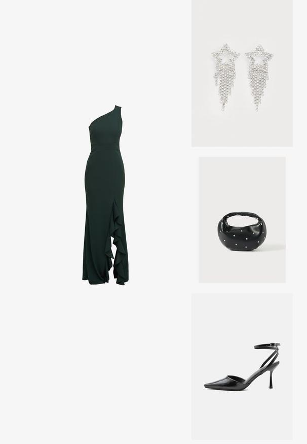 Eén-schouder, donkergroene jurk in een aansluitend ontwerp met een rucherichting langs de zijkant, gemaakt van smooth stof en met een gestructureerd silhouet.; Zwarte pumps met puntige neus, dunne enkelbandjes en een zilveren gesp op een effen lichte achtergrond.; Zwarte leren handtas met een afgeronde vorm, versierd met zilveren studs, en een korte handgreep. Gladde textuur en ritsluiting.; Rhinestone ster oorbellen met waterval franje, in een zilverkleurige tint en een glanzend, reflecterend oppervlak. Stervorm met ingewikkeld ontwerp.