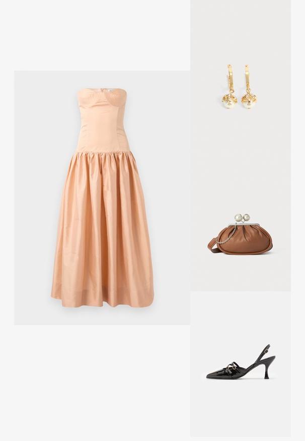 Robe pêche sans bretelles en tissu lisse, dotée d'un corsage ajusté et d'une jupe ample et froncée. Fermeture éclair au dos et détails de bonnets.; ALOHAS JOELLE ONIX - Escarpins - black; Pochette en cuir marron avec un fermoir à boule en argent et un petit détail en chaîne argentée sur fond blanc.; Boucles d'oreilles créoles en or avec des perles blanches pendantes serties d'or et de petits cristaux clairs sur un fond clair uni.