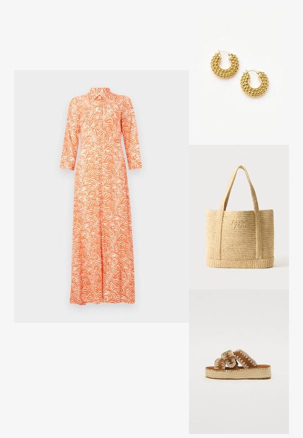 Lange, oranje jurk met een wit abstract golvenpatroon, voorzien van een hoge kraag en driekwart mouwen. Gemaakt van lichte stof.; Bruine plateau-sandalen met geweven stoffen banden, voorzien van een geborduurd ontwerp in beige en een gevlochten jute zool.; Beige geweven strooien tas met twee schouderbanden en subtiele cursieve borduurwerk aan de voorkant, tegen een effen achtergrond.; Set van gouden oorringen met textuur en ronde kralenclusters, voorzien van een scharnierende sluiting, op een witte achtergrond.