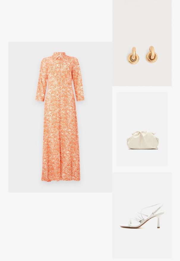 Langes, oranges Kleid mit einem weißen abstrakten Wellenmuster, ausgestattet mit einem hohen Kragen und Dreiviertelärmeln. Hergestellt aus leichtem Stoff.; Weißer, hochhackiger Sandale mit dünnen Riemchen, silbernen Akzenten, quadratischer Spitze und einem schlanken, mittelhohen Absatz vor schlichtem weißem Hintergrund.; Weiche, cremefarbene Leder-Clutch mit gerafftem Design und einem dünnen Schulterriemen, der vorne auf einem schlichten Hintergrund liegt.; Paar glänzende goldene Creolen mit dicken runden Gliedern auf schlichtem hellgrauem Hintergrund.