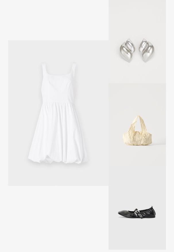 Vestido de algodón blanco con escote cuadrado, tirantes finos y falda acampanada, creando una silueta voluminosa.; Zapato plano de piel negra con puntera afilada, detalle fruncido alrededor de la abertura y un acento de hebilla plateada en la correa ajustable.; Bolso de tela texturizada color crema con asas superiores y un pequeño detalle de lazo atado en el centro del frente.; Pendientes de plata con una forma orgánica y abstracta. Superficie lisa y brillante con un diseño cónico. Presentan suaves curvas y un detalle de línea central.