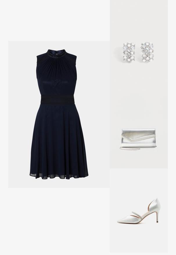 Marineblaues ärmelloses Kleid mit einem gefältelten Ausschnitt, tailliertem Bund und ausgestelltem Rock. Verfügt über dekorative Details am Ausschnitt.; Silberner High Heel mit spitz zulaufender Vorderkappe, niedrigem Stilettoabsatz und einem dünnen Riemen mit Strassbesatz über dem Spann.; Glänzende silberne Clutch mit Umschlagklappe und dekorativem Besatz, kleiner silberner Kettenriemen, auf einfachem hellem Hintergrund.; Paar silberfarbene Ohrringe mit mehreren facettierten klaren Kristallen, die in einem geometrischen Muster angeordnet sind.