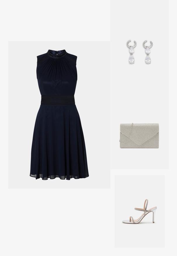 Robe sans manches bleu marine avec un décolleté plissé, une taille ajustée et une jupe évasée. Présente des détails décoratifs au niveau du décolleté.; Madden Girl WISE - Sandales à talons hauts - silver; Pochette argent métallique au design d'enveloppe, ornée d'un motif texturé, avec une chaîne amovible.; Boucles d'oreilles en argent avec un design de créole texturée, ornées de deux cristaux en forme de goutte d'eau transparents et d'un plus petit cristal carré en bas.