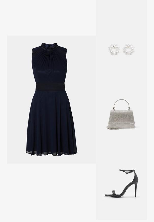 Marineblaues ärmelloses Kleid mit einem gefältelten Ausschnitt, tailliertem Bund und ausgestelltem Rock. Verfügt über dekorative Details am Ausschnitt.; Schwarze High Heels Sandalen mit offener Zehe, dünnen Riemen und Knöchelverschluss. Glatte Ledertextur mit spitzem Zehendesign.; ALDO FELISIA - Handtasche - silver-coloured; Runde Ohrringe aus Metall, verziert mit mehreren klaren, facettierten Steinen, die in einem glitzernden Muster angeordnet sind. Farblos und reflektierend.