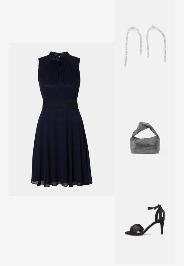 Robe sans manches bleu marine avec un décolleté plissé, une taille ajustée et une jupe évasée. Présente des détails décoratifs au niveau du décolleté.; Sandale noire à talon haut avec un design de bretelles croisées, présentant une combinaison d'accents lisses et texturés. Bretelle de cheville réglable incluse.; Sac à main noir et argent avec une surface texturée affichant un motif en diamant, une anse nouée et une forme structurée.; Boucles d'oreilles en argent avec des chaînes pendantes, présentant plusieurs pierres précieuses claires disposées en motif linéaire, offrant un effet scintillant.