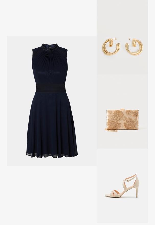 Marineblaues ärmelloses Kleid mit einem gefältelten Ausschnitt, tailliertem Bund und ausgestelltem Rock. Verfügt über dekorative Details am Ausschnitt.; Beige Wildleder High-Heels Sandale mit offenen Zehen, überkreuztem Riemendesign und Knöchelriemen mit goldfarbener Schnalle.; Rechteckige beige Clutch mit goldener Blumenstickerei und goldenem Kettenriemen vor einem einfarbigen Hintergrund.; Paar glänzende goldene Doppel-Loop-Creolen mit Steckverschlüssen vor weißem Hintergrund.