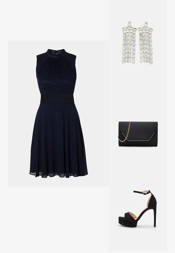 Marineblaues ärmelloses Kleid mit einem gefältelten Ausschnitt, tailliertem Bund und ausgestelltem Rock. Verfügt über dekorative Details am Ausschnitt.; Schwarze Wildleder-Peeptoe-Sandale mit hoch gelegener Plateausohle, Knöchelriemen mit silberner Hardware, offenem Zehenbereich und glatter Textur.; Schwarze Clutch-Tasche mit glatter Textur, ausgestattet mit einem goldenen Kettenriemen und einem geometrischen Klappverschluss, der in Gold eingefasst ist.; Kristall-Tropfenohrringe mit silberfarbener Hardware, die mit mehreren rechteckigen und quadratischen Edelsteinen in kaskadierenden Reihen angeordnet sind.