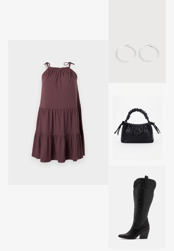 Robe violette sans manches côtelée avec bretelles ajustables et jupe à volants plissée sur fond neutre.; Bottes hautes en cuir noir jusqu'aux genoux avec bout pointu et talon empilé. Caractéristiques de coutures décoratives et éléments de design courbés.; Sac à main noir avec texture crocodile, bord supérieur froncé, poignée plissée et pompons à cordon de chaque côté sur fond blanc.; Paire de boucles d'oreilles créoles argentées brillantes avec fermoirs en fil fin, présentée sur un fond gris clair.