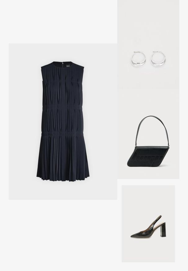 Robe noire plissée sans manches longueur genou avec encolure ronde et fermeture éclair au dos, avec des détails de coutures horizontales à la taille et aux hanches.; Chaussure slingback femme en cuir noir avec bout pointu et talon bloc épais et haut sur fond blanc.; Sac d'épaule en cuir noir de forme triangulaire, avec un logo embossé et une seule bandoulière réglable. Design minimaliste avec une texture lisse.; Boucles d'oreilles en argent avec une finition polie et un branding DKNY, présentées sur un fond blanc uni.