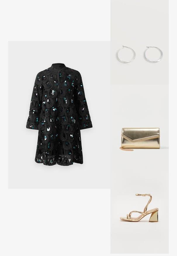 Robe noire à manches longues avec col haut, patte de boutonnage et motifs en sequins ronds créant un design texturé et brillant.; Sandale à talon aigu en métal doré avec une lanière à la cheville, finition brillante, brides entrecroisées et un talon bloc triangulaire.; Petit sac pochette doré brillant avec rabat enveloppe et une délicate chaîne dorée sur fond blanc.; Boucles d’oreilles créoles en métal argenté avec une surface lisse légèrement incurvée et des fermoirs à clapet sur un fond blanc uni.