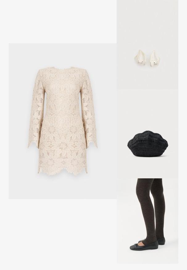 Lacekjole i en lys beige nuance med lange ærmer, blomsterprint og en bølget kanten med en tekstureret finish.; Ben iført mørke ribbede leggings kombineret med sorte balletsko med små sløjfedetaljer på hvid baggrund.; Sort flet håndtaske formet som en muslingeskal med en buet top og flettet tekstur på en ensfarvet baggrund.; Øreringe i sølvfarve med en glat, organisk dråbeform. Poleret overflade med subtil kurvatur og uden synlige pynt.