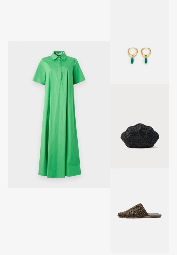 Vihreä puuvillamekko, jossa on kauluspääntie, lyhyet hihat ja rento, lattiapituinen siluetti. Suuri sileä pinta ilman näkyviä kuvioita.; Ruskea kudottu slip-on-malli mule litteällä pohjalla ja suljetulla pyöreällä kärjellä valkoisella taustalla.; Musta punottu käsilaukku, joka on muotoiltu kampasimpukan kuoreksi, jossa on kaareva yläosa ja kudottu pinta yksinkertaisella taustalla.; Kultaketjut, joissa roikkuu vihreä kuusikulmainen charm, näyttäen sileää pintaa ja kiiltävää viimeistelyä.