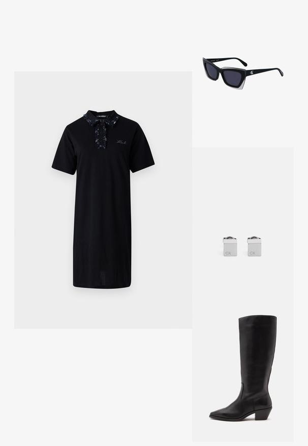 Vestido negro de manga corta hecho de algodón, con un cuello estampado, placket abotonado y detalle de logotipo bordado en el pecho.; Bota de cuero negra hasta la mitad de la pantorrilla con puntera puntiaguda y tacón bajo inclinado sobre un fondo claro y liso.; Gafas de sol negras de gran tamaño con una forma geométrica, que presentan lentes oscuros y un detalle gris contrastante en la montura. Logo en la pata.; Gemelos de puño cuadrados de plata con un acabado pulido, que presentan las letras grabadas "CK" en un lado y un detalle redondeado en la parte superior.