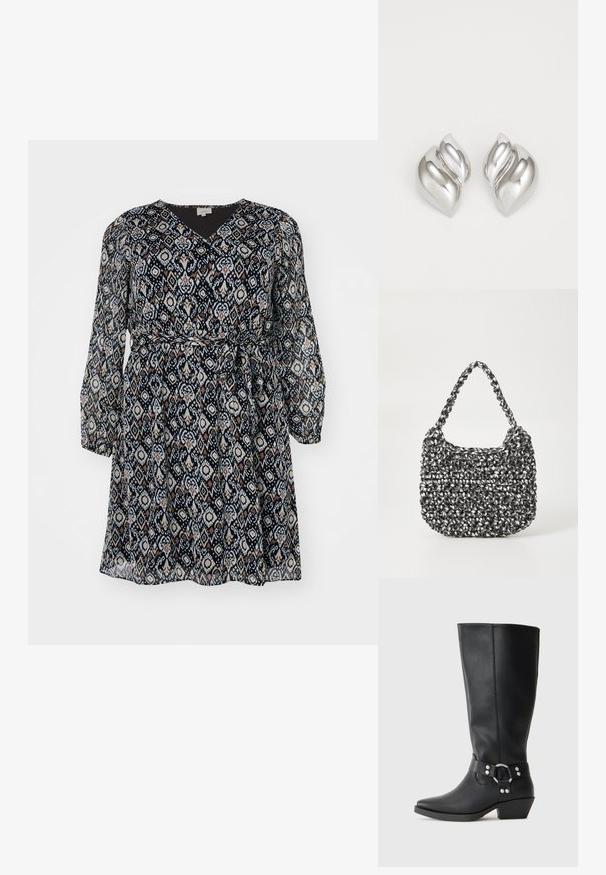 Schwarz-cremefarbenes gemustertes Kleid mit V-Ausschnitt, langen Ärmeln und einem Bindegürtel in der Taille. Leichter, fließender Stoff mit Rautenmotiven.; Schwarze Lederstiefel bis zum Knie mit spitzem Zehenabschluss, ausgestattet mit einem dekorativen Knöchelriemen und silbernen Hardware-Elementen. Niedriger Blockabsatz.; Gewebte Handtasche in Schwarz und Weiß mit runder Form, strukturiertem Oberflächenfinish und geflochtener Grifffläche. Geeignet für den lässigen Gebrauch.; Silberne Ohrringe mit einer organischen, abstrakten Form. Glatte, glänzende Oberfläche mit einem konischen Design. Mit dezenten Kurven und einem zentralen Linienelement.