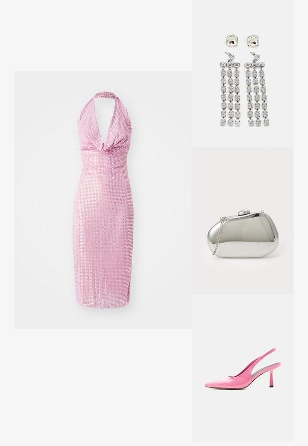 Vestido de cuello halter en tejido rosa brillante, adornado con pequeños lentejuelas espejadas. Diseño ajustado con un corte a la altura de la rodilla y un delantero drapeado.; Zapato de salón slingback rosa brillante con puntera puntiaguda y tacón bloque de altura media sobre fondo blanco.; Clutch de metal plateado con forma redondeada y suave. Cuenta con un cierre de broche y una cadena desmontable. Superficie reflectante sin patrones.; Pendientes colgantes de cristal con herrajes en tono plateado, que presentan un stud cuadrado y filas en cascada de cristales rectangulares y octogonales.