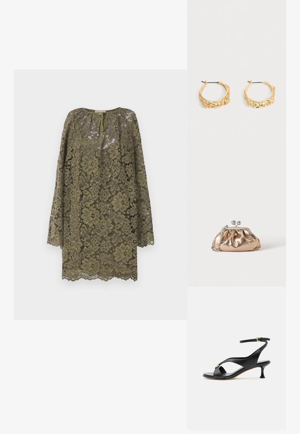 Olivegrünes Spitzenkleid mit langen Ärmeln, floralem Muster, Rundhalsausschnitt und Bindebandverschluss vorne. Detail mit gewelltem Saum.; Schwarze Ledersandale für Damen mit geschwungenem Kitten-Heel, gekreuzten Riemen und verstellbarem Knöchelriemen mit kleiner goldener Schnalle.; Kleine goldene Metallic-Clutch mit silbernem Verschluss und Kettengurt auf einfachem hellem Hintergrund.; Paar goldfarbene Creolen mit verziertem Blumen- und Blattrelief auf neutralem Hintergrund.