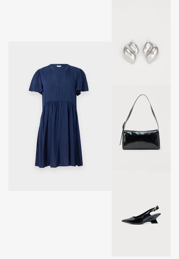 Dunkelblaues Kleid mit kurzen Puffärmeln, V-Ausschnitt und geraffter Taille. Hergestellt aus weichem, leichtem Stoff mit fließendem Design.; Schwarzer Slingback-Schuh aus Lackleder mit spitzer Spitze und niedrigem, schrägem Blockabsatz auf einfachem hellem Hintergrund.; Schwarze rechteckige Schultertasche mit einem verstellbaren Riemen und einem oberen Reißverschluss vor einfachem Hintergrund.; Silberne Ohrringe mit einer organischen, abstrakten Form. Glatte, glänzende Oberfläche mit einem konischen Design. Mit dezenten Kurven und einem zentralen Linienelement.