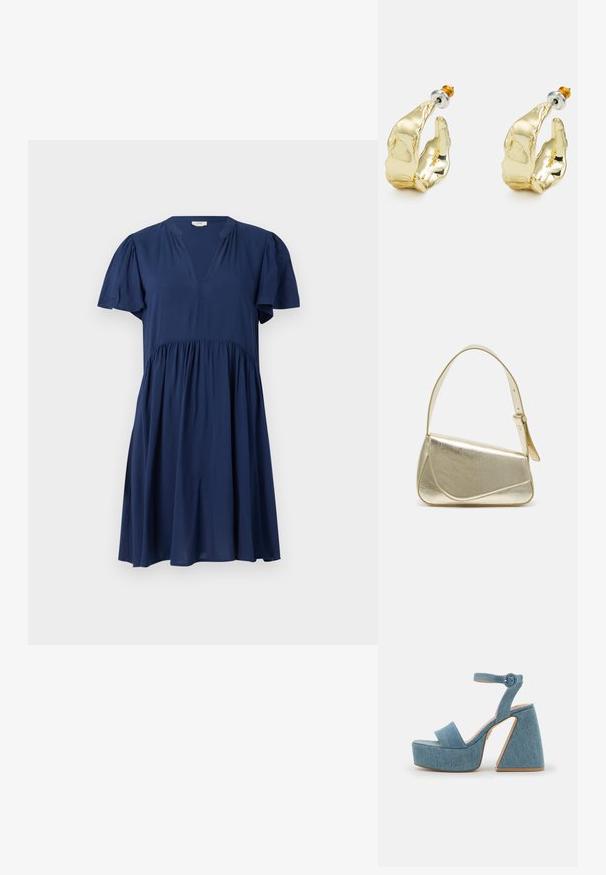Dunkelblaues Kleid mit kurzen Puffärmeln, V-Ausschnitt und geraffter Taille. Hergestellt aus weichem, leichtem Stoff mit fließendem Design.; Denim-Plateausandalen mit einem Knöchelriemen, breitem Vorderband und einem geometrischen hohen Absatz in Hellblau mit hellbraunen Akzenten.; Goldfarbene metallische Handtasche mit strukturiertem Design, glatter Textur und verstellbarem Tragegurt. Sie verfügt über eine einzigartige dreieckige Form und minimalistische Nähte.; Goldfarbene Ohrringe in Form abstrakter Hände, mit einer glänzenden Oberfläche, filigranen Details und einem Silber- und Goldstift für sicheren Halt.