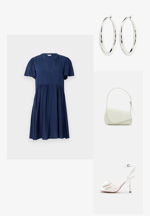Dunkelblaues Kleid mit kurzen Puffärmeln, V-Ausschnitt und geraffter Taille. Hergestellt aus weichem, leichtem Stoff mit fließendem Design.; Weiße Sandalette mit hohem Absatz, Knöchelriemen, offenem Zehenbereich und dekorativer Schleife am vorderen Riemen vor einfachem Hintergrund.; Weiße Kunstleder-Handtasche mit einer strukturierten dreieckigen Form, einem verstellbaren Einzelgurt und einem Klappenverschluss mit geschwungenen Akzenten.; Silberne Creolen mit einer glatten, reflektierenden Oberfläche. Runde, große Form mit einem sicheren Verschluss an der Oberseite. Polierte Oberfläche betont den Glanz.