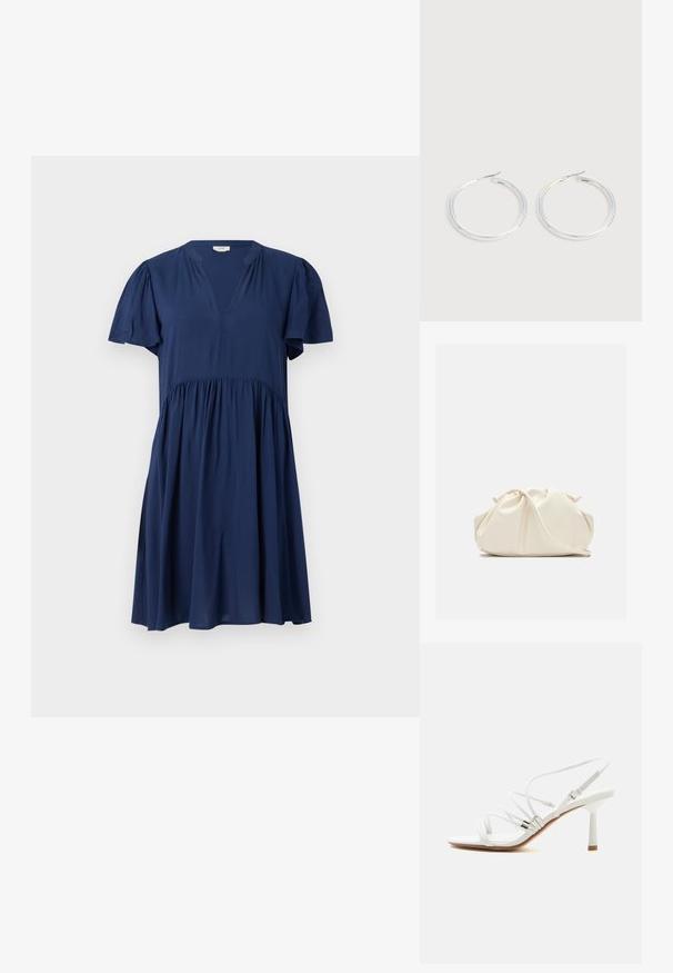 Dunkelblaues Kleid mit kurzen Puffärmeln, V-Ausschnitt und geraffter Taille. Hergestellt aus weichem, leichtem Stoff mit fließendem Design.; Weißer, hochhackiger Sandale mit dünnen Riemchen, silbernen Akzenten, quadratischer Spitze und einem schlanken, mittelhohen Absatz vor schlichtem weißem Hintergrund.; Weiche, cremefarbene Leder-Clutch mit gerafftem Design und einem dünnen Schulterriemen, der vorne auf einem schlichten Hintergrund liegt.; Paar glänzende silberne Creolen mit dünnen Drahtverschlüssen, dargestellt vor einem hellgrauen Hintergrund.