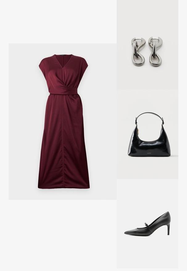 Mouwloze bordeaux midi-jurk met V-hals, geplooid taille detail en een naad in het midden voor.; Zwarte leren pumps met puntige neus, dunne riem en gesp over de wreef, staand op een neutrale lichte achtergrond.; Zwarte glanzende Calvin Klein handtas met gouden rits en korte band tegen een effen witte achtergrond.; Set zilverkleurige metalen oorbellen met een abstract ontwerp van in elkaar grijpende lussen op een witte achtergrond.