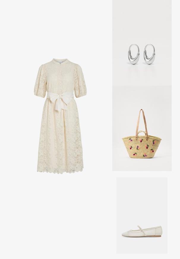 Spitzenkleid in Off-White mit hohem Kragen, kurzen Puffärmeln, Knopfleiste und einem Stoffgürtel. Detaillierter gewellter Saum mit Blumemustern.; Elfenbeinfarbener, spitz zulaufender flacher Schuh mit perlenbesetztem Riemen und niedrigem Holzabsatz, Seitenansicht vor hellem Hintergrund.; Geflochtene Strohtasche mit Ledergriffen, verziert mit buntem floralem Stickerei in Pink, Lila und Grün. Offen an der Oberseite.; Silberne Creolen mit einer gebogenen, tropfenförmigen Form und polierter Oberfläche. Verfügt über einen sicheren Verschluss und eine glatte Textur.